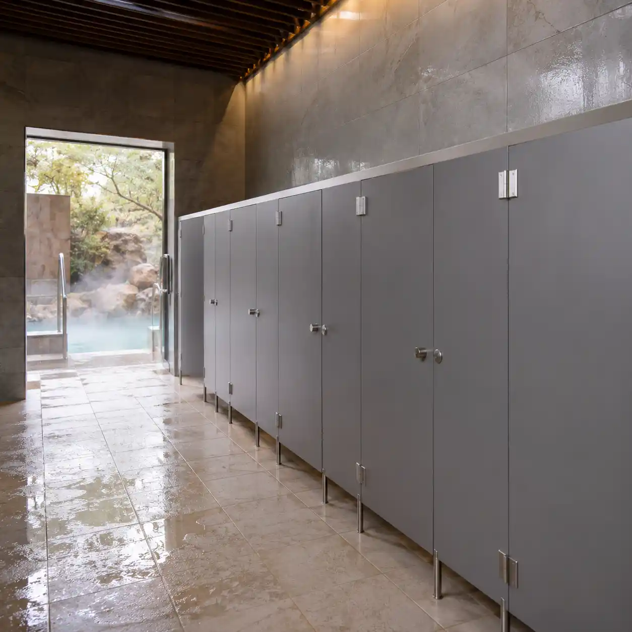 Divisiones para baños en sólido fenólico resistente a humedad en balneario de Tequisquiapan Mamparas y divisiones para sanitarios de sólido fenólico antihumedad instaladas en balneario de aguas termales en Tequisquiapan, Querétaro.