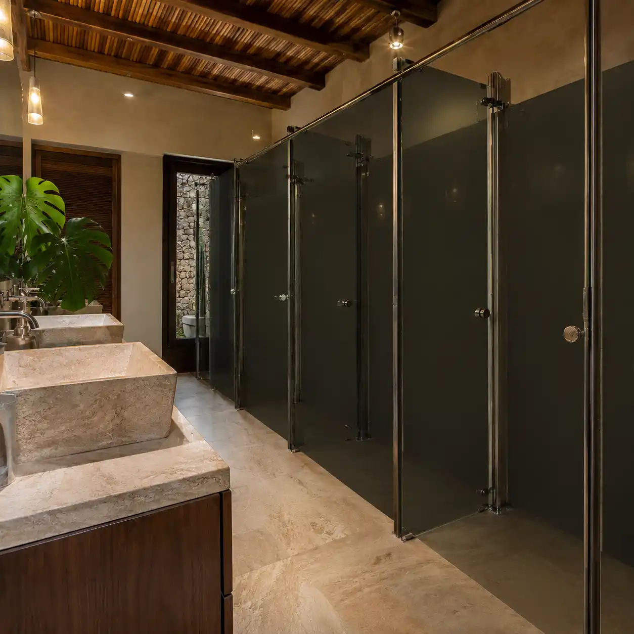 Vidrio Templado para Baños de Hotel Boutique en Los Frailes, Tequisquiapan Cancelera y divisiones de vidrio templado oscurecido en baños de hotel boutique ubicados en Los Frailes, Tequisquiapan, Querétaro.